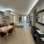 Krásny apartmán priamo pri pláži s nádherným výhľadom a dvoma garážami v časti Mali i Robit Svg+xml,%3Csvg%20xmlns%3D%22http%3A%2F%2Fwww.w3