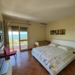 Krásny apartmán priamo pri pláži s nádherným výhľadom a dvoma garážami v časti Mali i Robit Svg+xml,%3Csvg%20xmlns%3D%22http%3A%2F%2Fwww.w3
