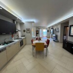 Krásny apartmán priamo pri pláži s nádherným výhľadom a dvoma garážami v časti Mali i Robit Svg+xml,%3Csvg%20xmlns%3D%22http%3A%2F%2Fwww.w3