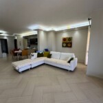 Krásny apartmán priamo pri pláži s nádherným výhľadom a dvoma garážami v časti Mali i Robit Svg+xml,%3Csvg%20xmlns%3D%22http%3A%2F%2Fwww.w3