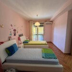 Krásny apartmán priamo pri pláži s nádherným výhľadom a dvoma garážami v časti Mali i Robit Svg+xml,%3Csvg%20xmlns%3D%22http%3A%2F%2Fwww.w3