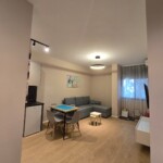 🌴 Moderný apartmán pri mori – Mali i Robit (Albánsko) Svg+xml,%3Csvg%20xmlns%3D%22http%3A%2F%2Fwww.w3